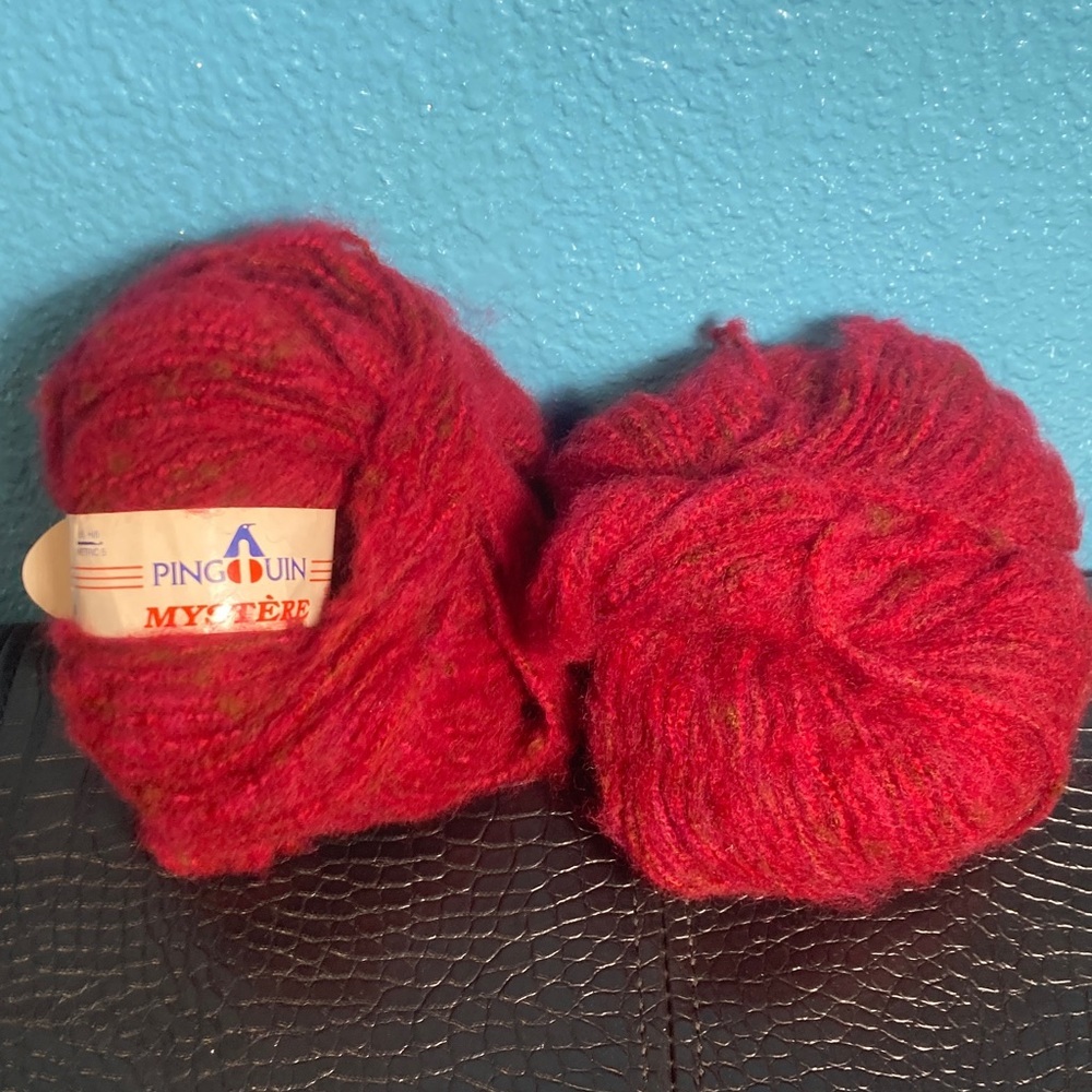 2 Pingouin (96g total) 78% Acrylic 19% Wool 3% Polyamid MADE IN BRAZIL Red Yarn